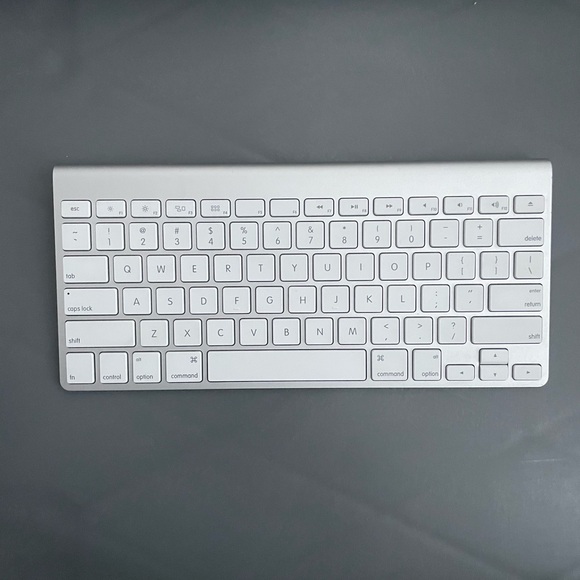 GENUINE Apple Wireless Bluetooth Keyboard A1314 Mac Aluminium Like New - Picture 1 of 6